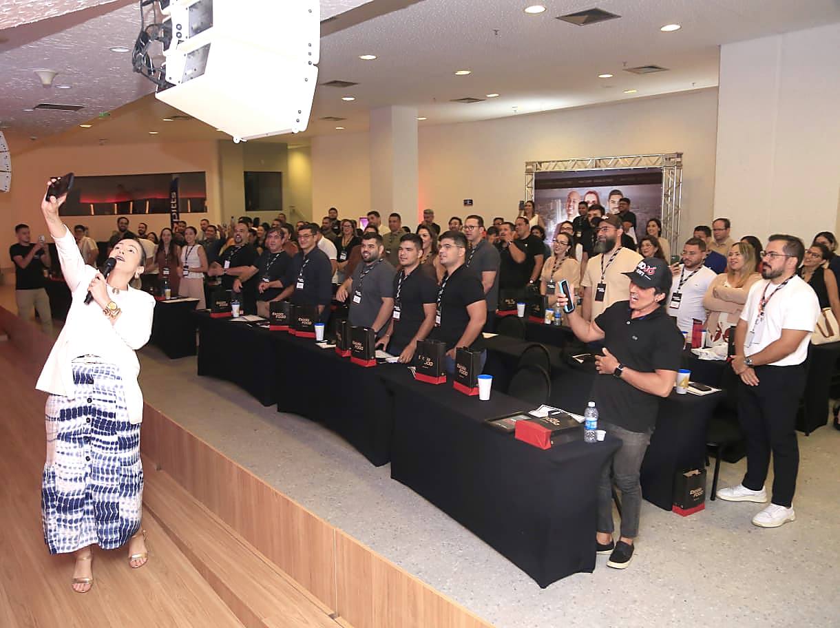 Alana Masson palestrando com microfone